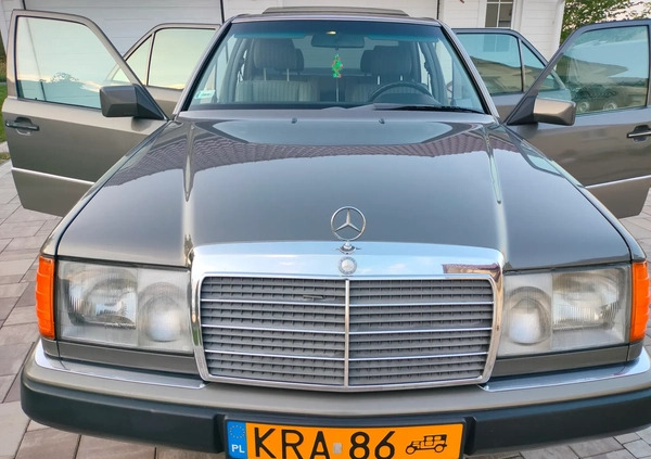 Mercedes-Benz Klasa E cena 23900 przebieg: 297000, rok produkcji 1989 z Rakoniewice małe 154